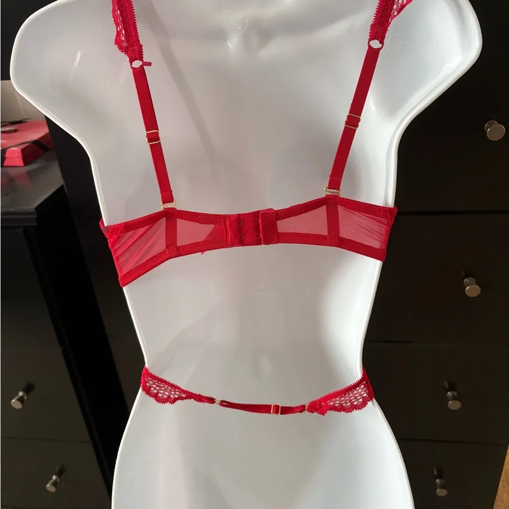 La Senza Beyond Sexy Red Lace Push-Up Bra with Decorative Crisscross Band - Picture 2 of 5